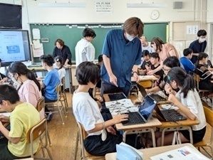 プログラミングに取り組んでいる様子