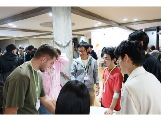 ゲームに夢中の参加者達