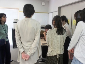 内装のデモ画面をのぞき込む女子学生の皆さん