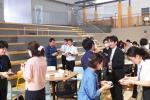 約50名での大名刺交換の様子