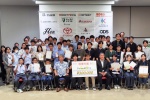 グランプリ受賞者を中心に参加者全員の記念撮影