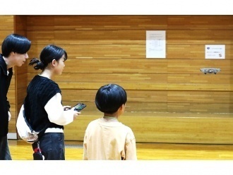 ドローンの操縦説明の様子