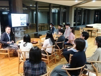 田邊教務補佐員の海外勤務経験を聞く様子