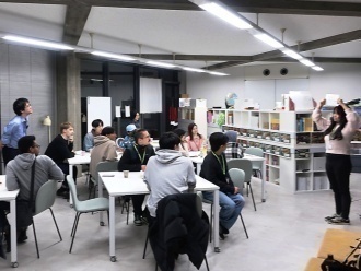 アイスブレイクでの「Who Am I?」ゲームの様子