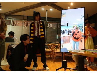 「窓」を通してのコスチュームコンテスト