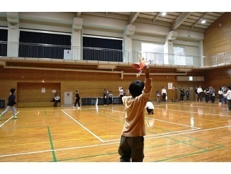 羽ばたき飛行ロボットを飛ばす様子