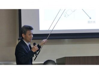 基本的な光の性質を説明する様子