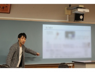 大学で工学の分野に進学した理由を説明する佐藤准教授