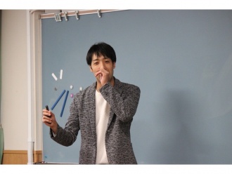 高校生にDNAについてわかりやすく解説する様子