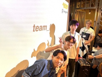 受賞した「team_f」の皆さん