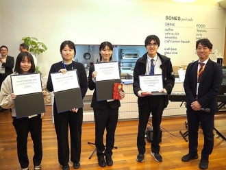 (左から)「Excellent Student Poster Award」を受賞した長谷さん、KIMさん