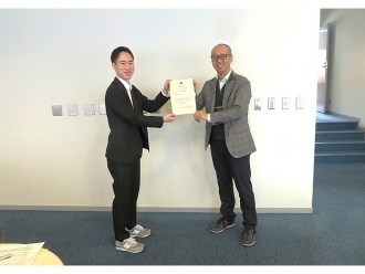 左から:受賞した竹内さんとWIT委員長(指導教員の齊藤教授)