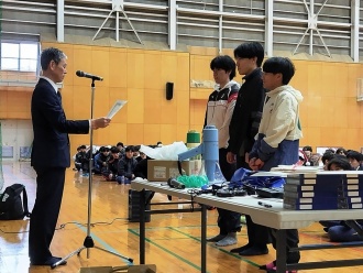 賞状授与(明専会花本副会長より)