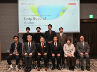 両大学関係者による記念撮影