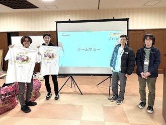 受賞した「チームヤミー」の皆さん