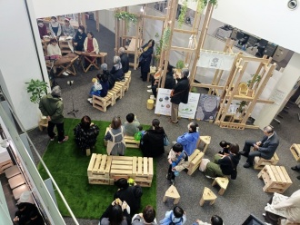 クリスマスミニコンサートでにぎわう「とばたひらきば」