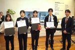 (左から)「Excellent Student Poster Award」を受賞した長谷さん、KIMさん