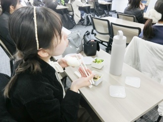 自作のお弁当を持参して参加する学生
