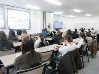 お昼ご飯を食べながら説明を聞く様子