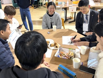 テーマについてグループで考える様子