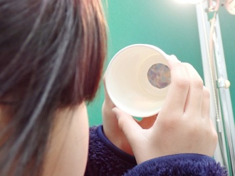 偏光万華鏡を光にかざした様子