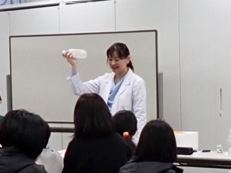 スノードーム用の薬品を振る様子(今泉純子氏)