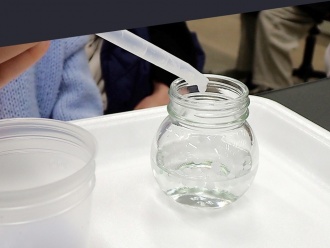 スノードーム用の薬品を滴下する様子