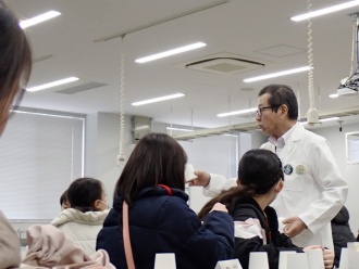 偏光万華鏡説明の様子(井上高教氏)