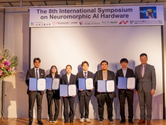 授賞式の様子(右:田中啓文センター長)