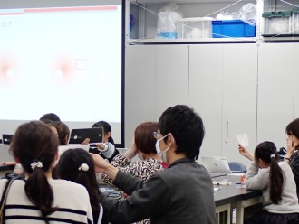 錯視の体験をする参加者