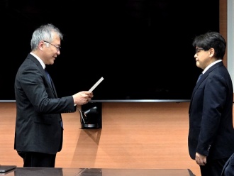 役員等に対する辞令交付の様子2