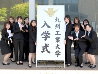 記念撮影の様子1(百周年中村記念館付近)