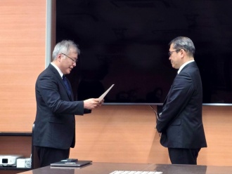 役員等に対する辞令交付の様子1