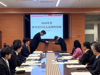 新任教職員の辞令交付の様子1