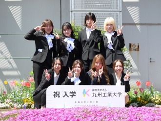 記念撮影の様子3(kyutech美花倶楽部制作エリア)