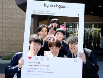 記念撮影の様子2(附属図書館制作フォトパネル)