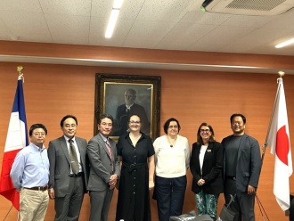 集合記念写真(右から2番目:Nathalie Fick国際連携室長、3番目:Cécile Nouvel国際戦略副学長、4番目:Elise Antoine国際連携専門員) 