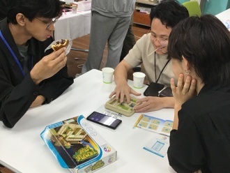 ボードゲームを楽しむ様子