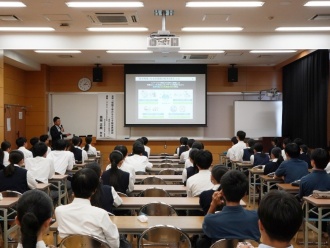 髙林准教授による特別講演の様子2