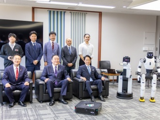 井上補佐官・武内市長・当日発表者との集合写真