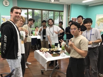 和菓子の前でVサイン