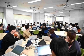 講義全体で意見交換を行う様子