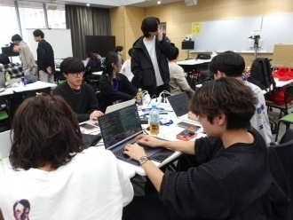 課題に取り組む様子