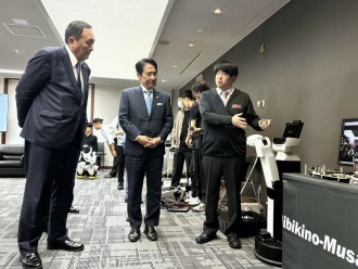 田中悠一朗准教授による説明およびロボットデモ