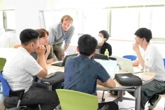 学生がグループに分かれディスカッションを通じて課題に取り組む様子