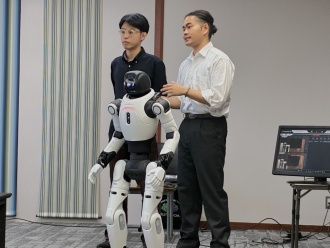 九工大卒業生らが起業した合同会社Orboh-Japanによる説明およびロボットデモ