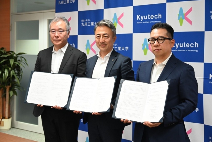 左より、九州工業大学 学長 安永卓生、ギラヴァンツ北九州 代表取締役社長 石田真一、
ウイングアーク 代表取締役社長執行役員CEO 田中潤