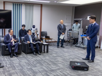 株式会社TriOrb代表石田氏による説明およびロボットデモ