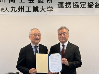 (左より)北九州商工会議所 津田会頭、九州工業大学 安永学長