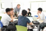 学生がグループに分かれディスカッションを通じて課題に取り組む様子